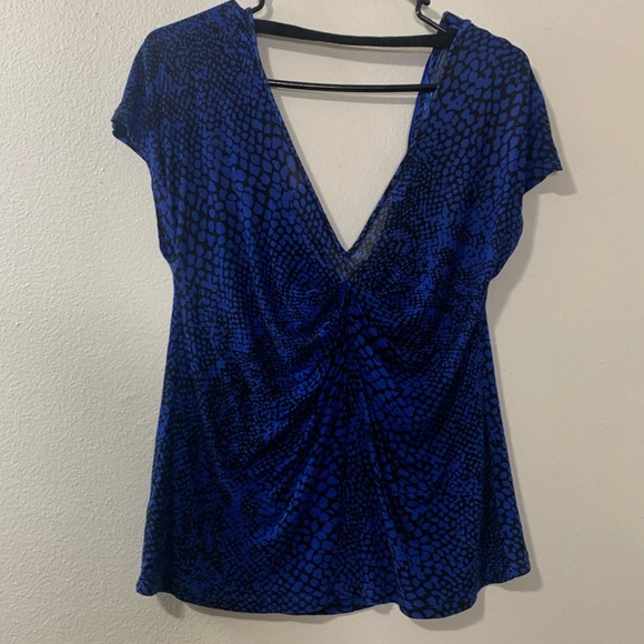 Jennifer Lopez Blue/Black Print Sexy Back Top Size M Used - Picture 2 of 6